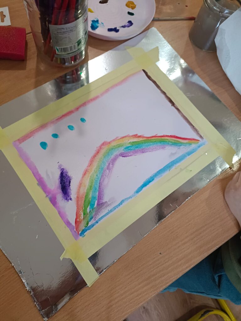 dzieci malują na warsztatach plastycznych