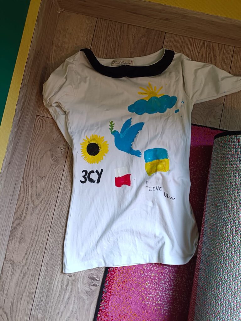 warsztaty plastyczne, dzieci malują koszulki