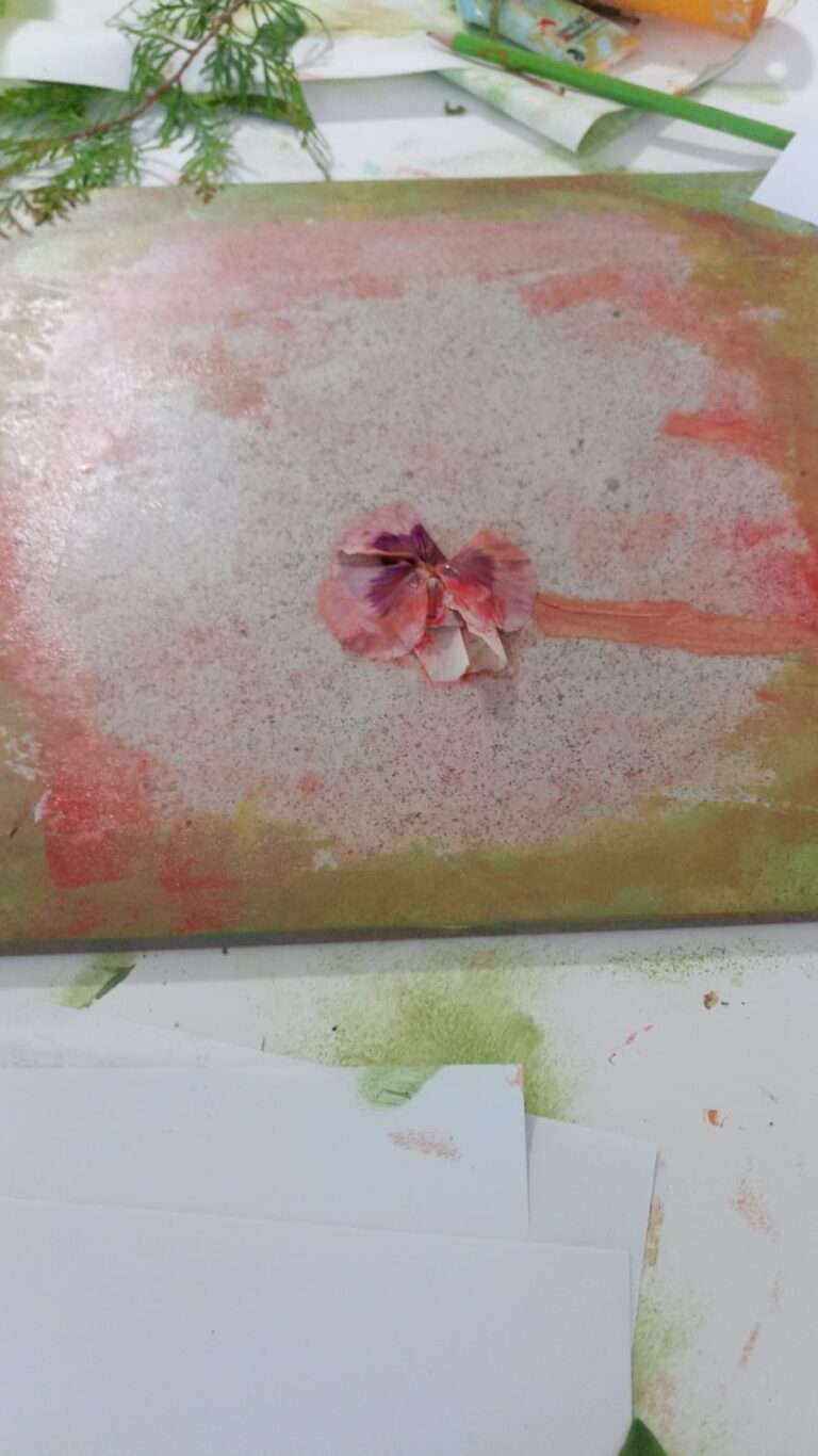 warsztaty kreatywne odbijanie kwiatków w farbie i na papierze