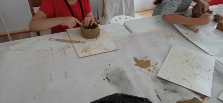 Fotografia przedstawia proces tworzenia ceramiki podczas cotygodniowych zajęć.