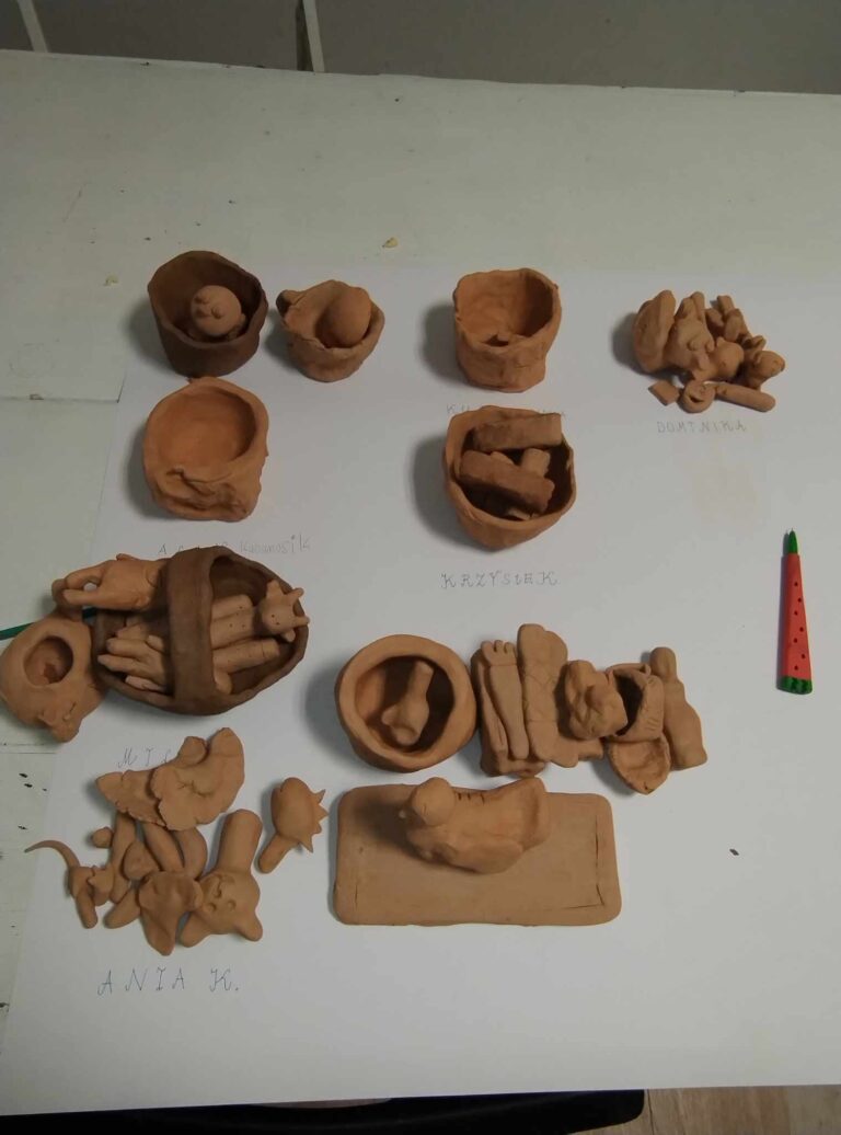 Fotografia przedstawia proces tworzenia ceramiki podczas cotygodniowych zajęć.